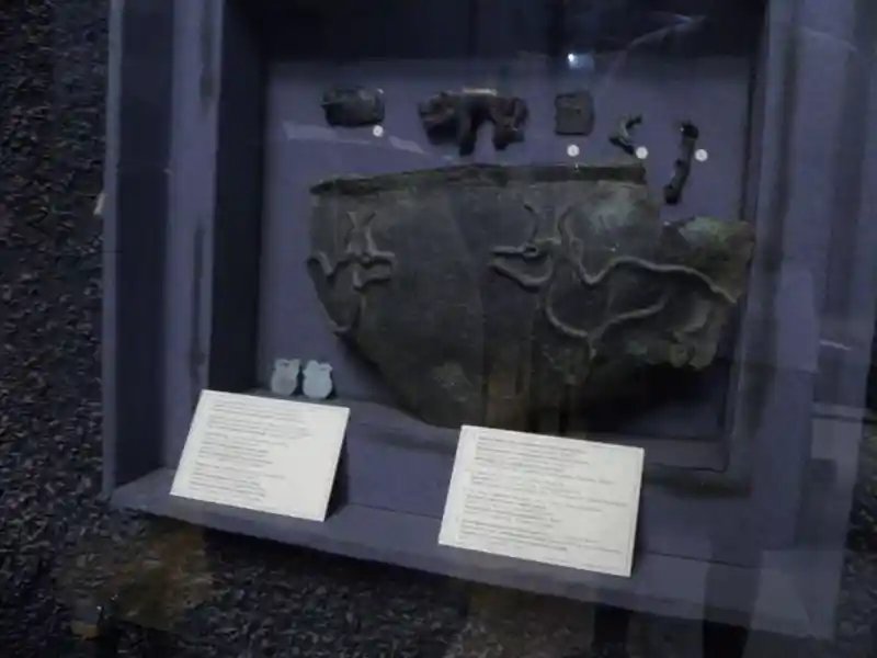 Piece of a large vessel with two bulls facing each other